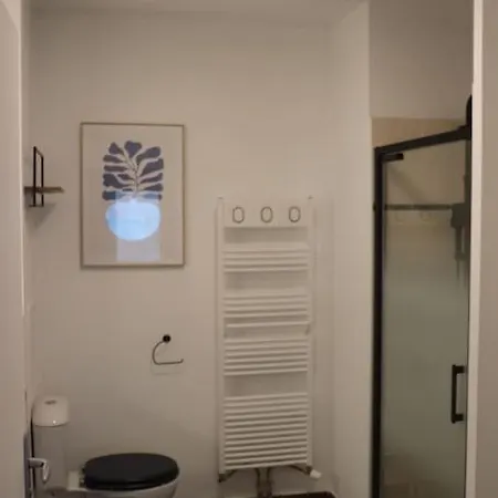 Apartment Les Cedres -tram A 50 Metres, Bordeaux A 5 Minutes, Parking Cenon